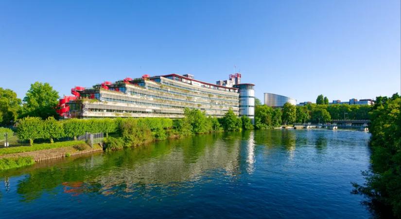 Strasbourgban elkaszálták a törvényt, amivel eddig konkrét gyanú nélkül megfigyelhettek orvosokat és tanárokat Magyarországon