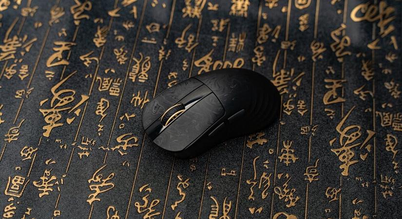 Minikijelzőben és szénszálban hisz az Epomaker új egere