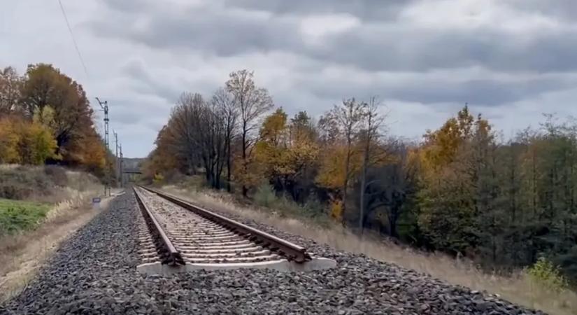 Egy év után megkezdődik a Veszprém és Ajka között lezárt 150 méteres vasúti szakasz felújítása