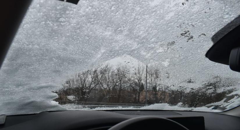 Baleset Miskolcon: alig látott ki a szélvédőn