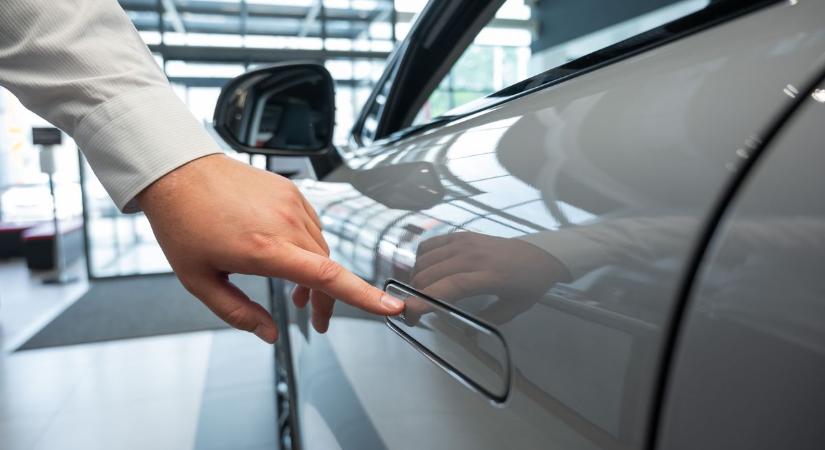 Kilincs, ami nincs: Kína nem vár tovább, betiltotta a Tesla-féle rejtett ajtókilincsek alkalmazását – nincs kibúvó, mindenkire vonatkozik a biztonsági intézkedés