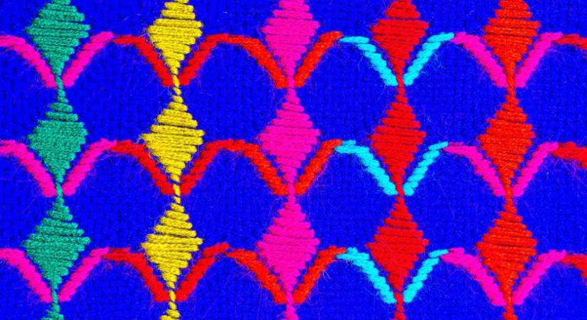 Káprázatos látvány! Színes textilekkel borítják be a köztereket és a fákat ebben az országban