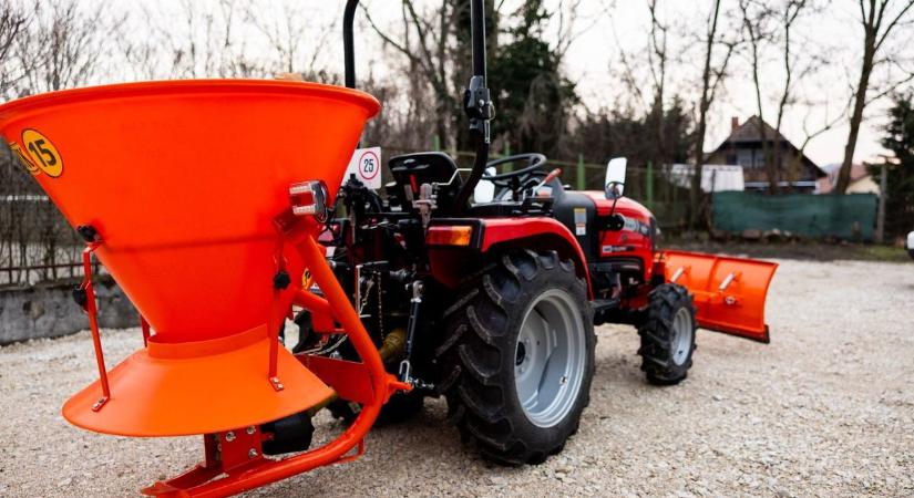 Új traktor és karbantartó gépek érkeztek Kőröshegyre 9,5 millió forintból