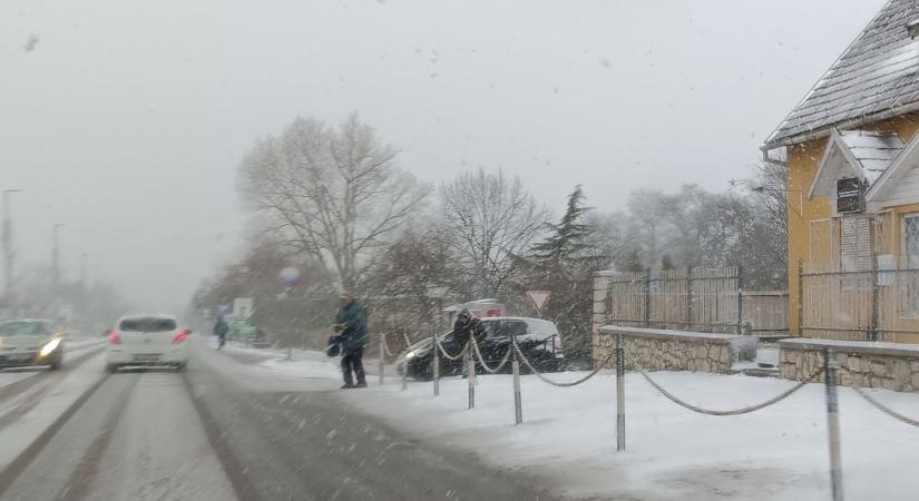 Elakadt autók, sűrű hóesés nehezíti a közlekedést a 10-es főúton és Nagysáp-Tatabánya között  Videók