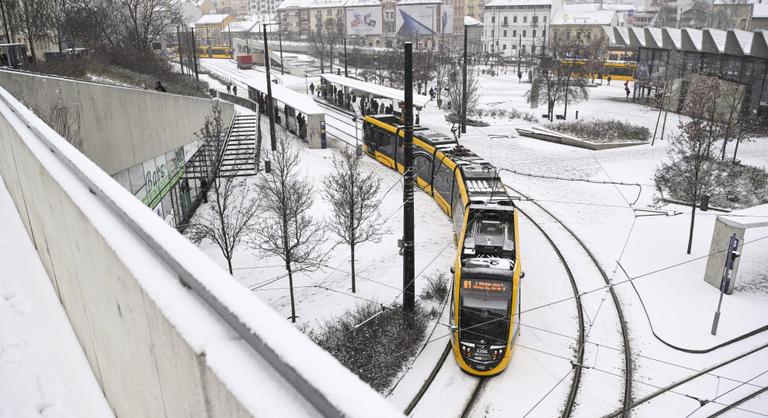 A BKV délig meg sem rendelte a megállók takarítását a reggel óta tartó havazás ellenére