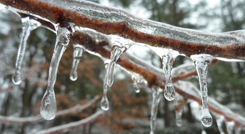 Nem búcsúzhatunk az ónos esőtől, holnap is csúszós utak nehezíthetik a közlekedést