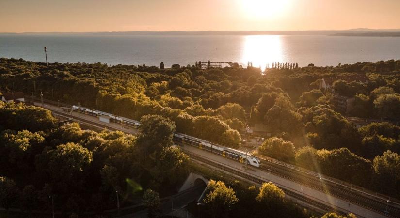 Másfél milliárd forintba kerül egy 150 méteres vasútvonal rendbetétele – a MÁV-vezére megígérte, hogy idén a befejezik a Dunántúlt megbénító szakasz felújítását
