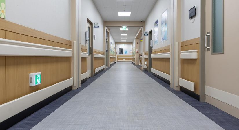 Szigorítottak ezekben a kórházakban, látogatási tilalom lépett életbe