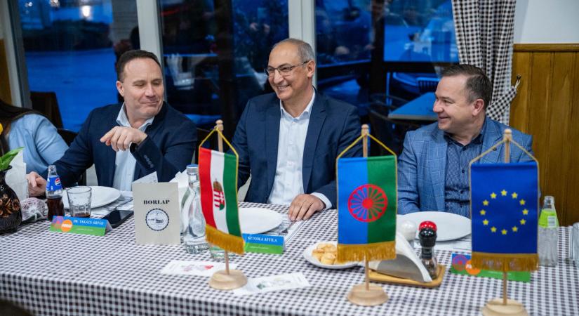 Zengett a „Hajrá, Fidesz!” a másfél millióval támogatott roma civilszervezet eseményén Lázár mondatai után