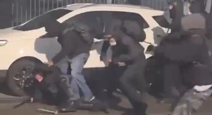 Videó: maszkos férfiak majdnem meglincseltek egy rendőrt Olaszországban, egyikük kalapáccsal ütötte