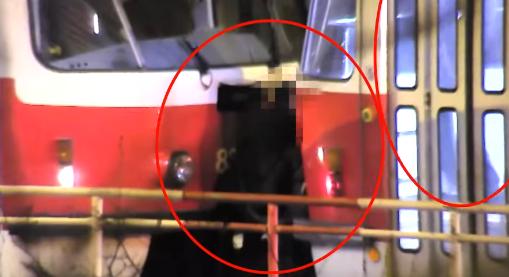 Életüket kockáztatták a villamoson lógó tinédzserek a TikTok-videó kedvéért (videóval)