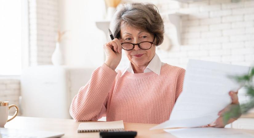 Több százezer forint landol a zsebekben: kiderült, melyik napon jön az extra nyugdíj