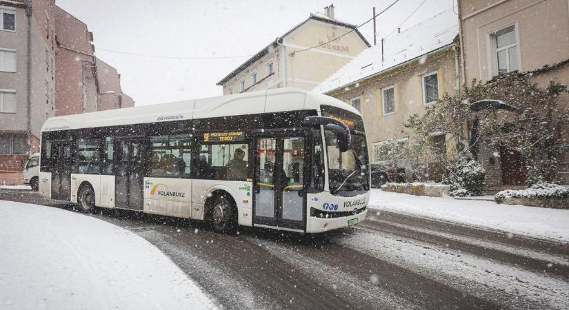 „Beteg világban élünk” – csak nevettek az egri busz utasai, amikor bajba került két kislány