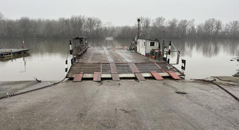 Ismét jár a tiszacsegei komp