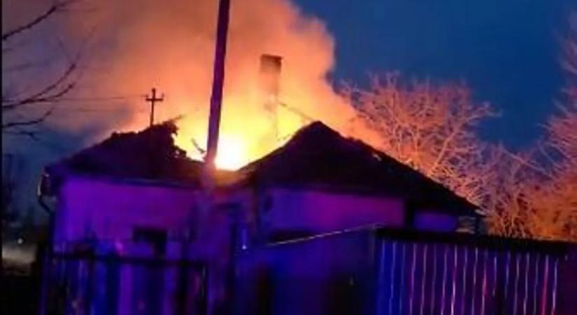 Lángok pusztították el a magyar sztár családi otthonát – Megrázó videó!