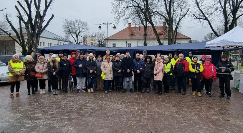 A Tisza-jelölt szerint NAV-osok razziáztak a pártot támogatók vállalkozásainál Hatvanban, az adóhatóság cáfol
