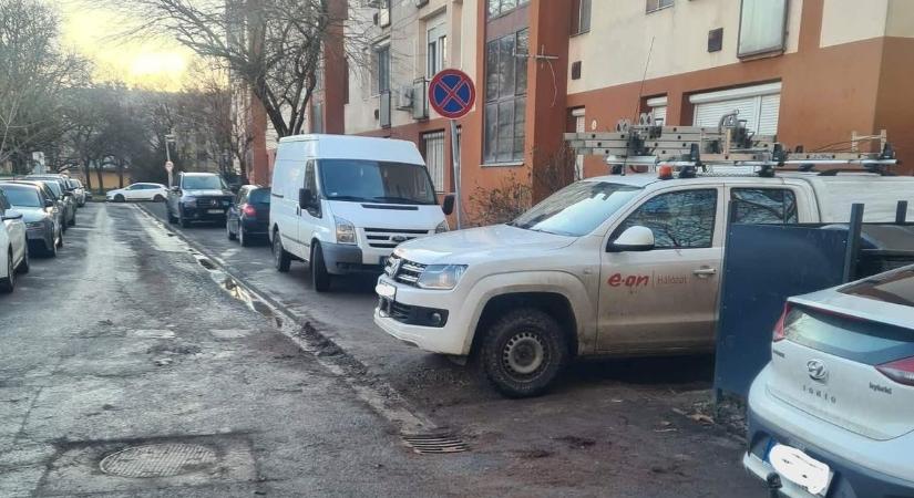 így parkoltok ti! Hiába a tiltótábla, boldog boldogtalan otthagyja az autóját
