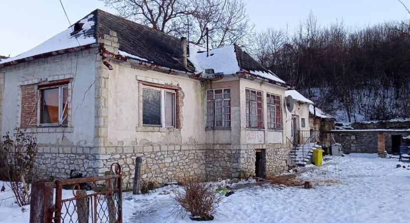 Szandra inkább fagyoskodik a széljárta házban, csak hogy az 5 gyerekét este meleggel várja