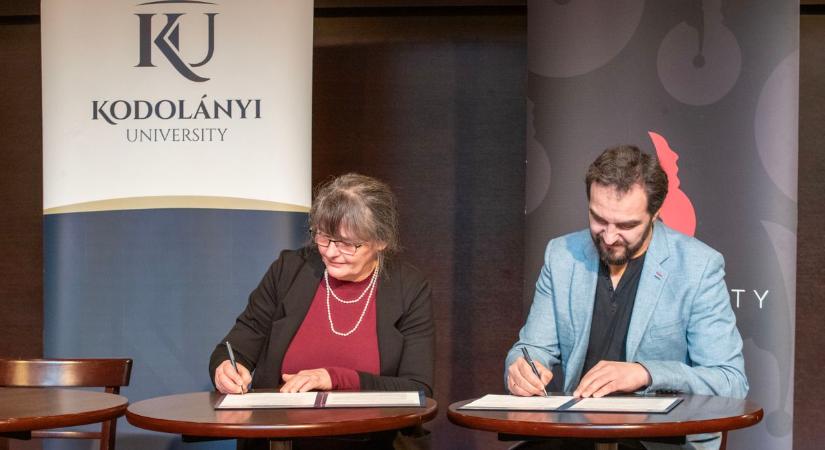 Együttműködési megállapodást kötött a Kodolányi János Egyetem és a Vörösmarty Színház