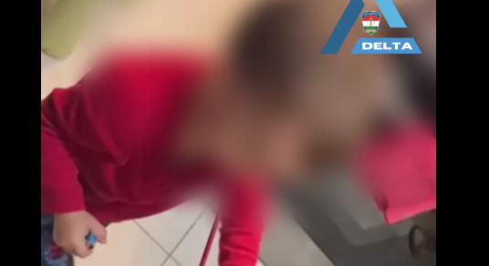 „Ne szégyenlősködj. Gyújtod? Azaz, jó volt?” – hároméves kisfia előtt kristályozott a nő, a nyolcéves gyermeke szolgálta ki a vevőket