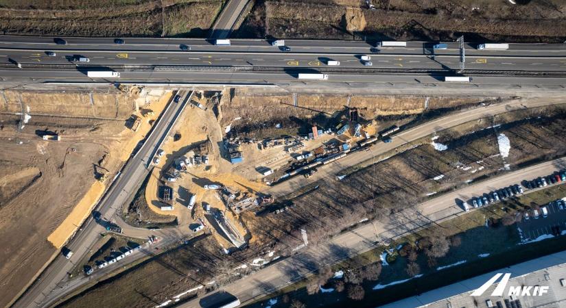 Új csomópont és kerékpárút épül az M1-es autópályánál