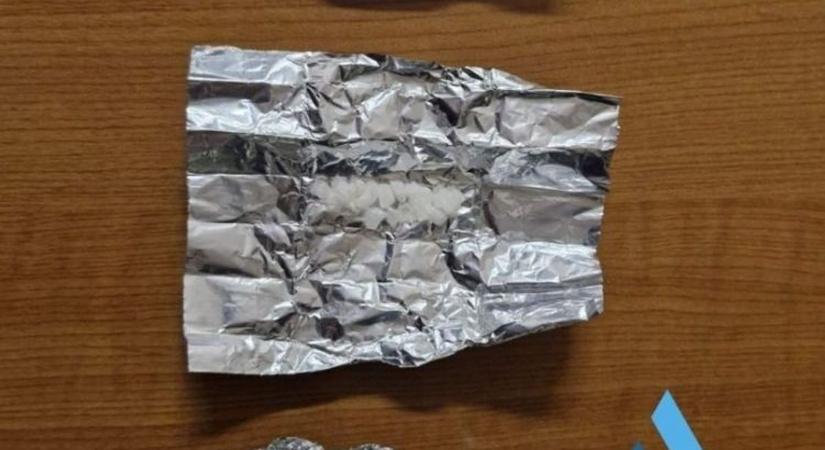 Ez mindennek az alja! Drogfogyasztásra utasítottak egy pici gyereket a szomszéd megyében, és videóra vették