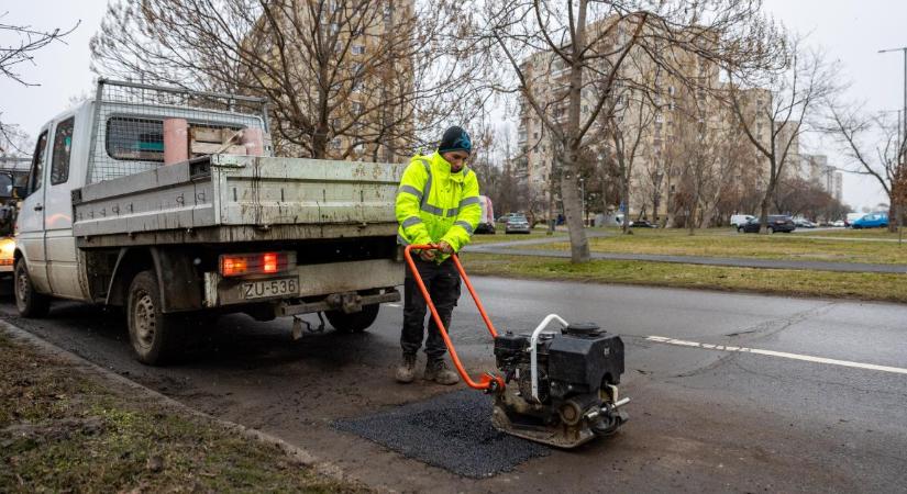 Folytatódik a téli úthibák elhárítása Debrecenben