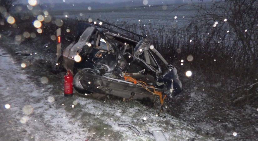 Sokkoló képsorok: így néz ki az autó, ami a Volánbusznak csattant (galéria)