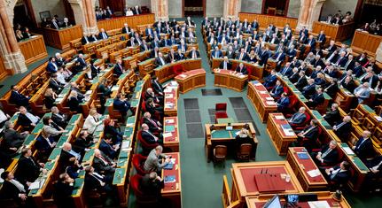 Kivonultak a kormánypárti képviselők a rezsiügyben összehívott rendkívüli parlamenti ülésről