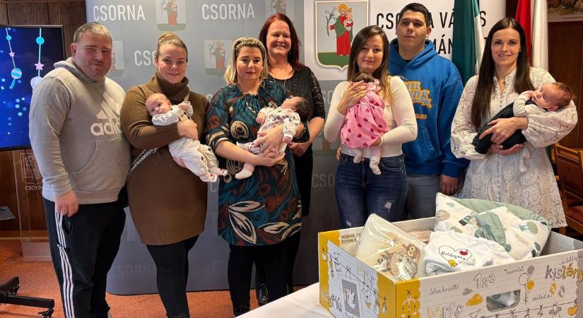 Ajándékot kaptak a kisbabás családok Csornán, jár nekik a babamama csomag - fotók, videó