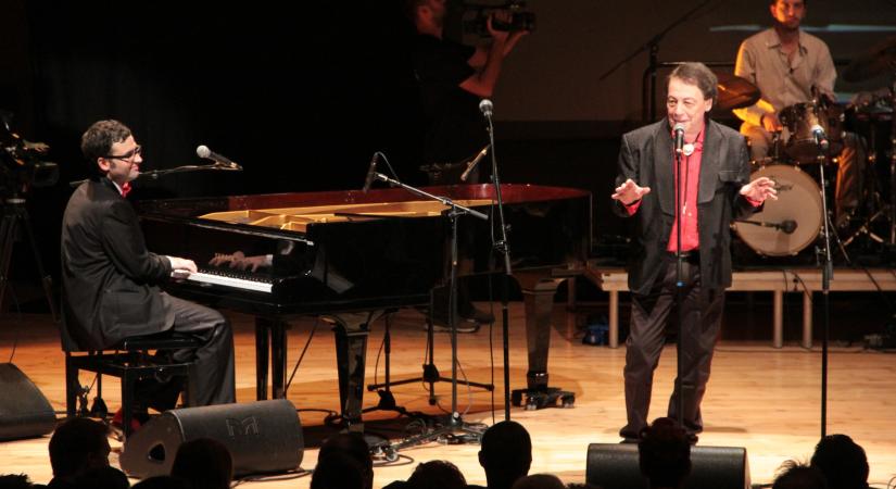 „Nemcsak dalokat adott, hanem egy egész világot” – Dániel Balázs emlékezik Fenyő Miklósra