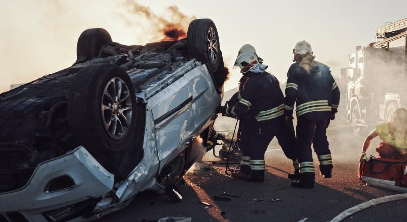 Csoda, hogy nem sérült meg a gyerek: elképesztő sebességgel rohant a ittas sofőr a házba – Fotók