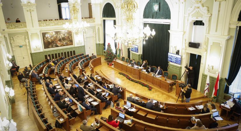 Pintér Bence nem csak a városi cégek ellen folytat hadjáratot, célkeresztben a képviselő-testület is