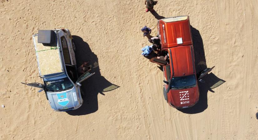 Felülről a lélegzetelállító sivatag: a két egerszegi bamakós csapat egymásnak segített!