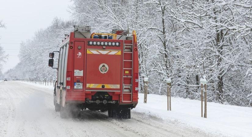 Káosz az úton a Gerecsében: elakadt járműveket húztak fel a hegyre a tűzoltók