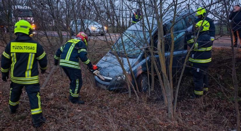 Árokba csapódott egy autó a Jászságban, tűzoltók érkeztek a helyszínre