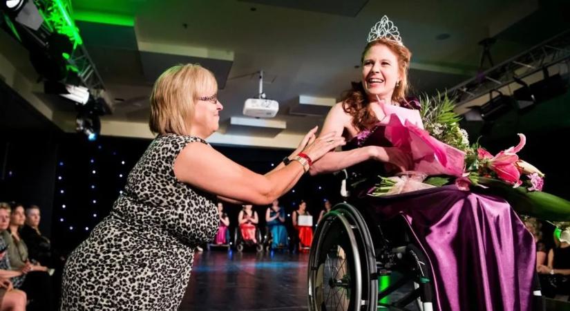 „Olyan volt, mint egy gyönyörű pillangó” – Elhunyt a Lyme-kórban szenvedő kerekesszékes szépségkirálynő