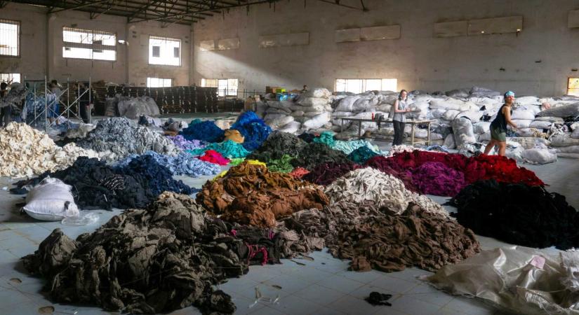Kötelező gyűjtés, drága megoldások: mit kezdenek az erdélyi városok a textilhulladékkal?