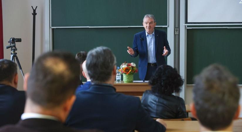 Meglepő gesztussal tisztelgett Galamb József emléke előtt a Szegedi Tudományegyetem Mérnöki Kara