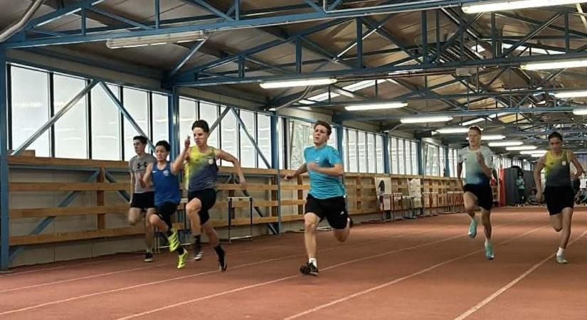 Kitették a megtelt táblát a futófolyosóra, annyian indultak