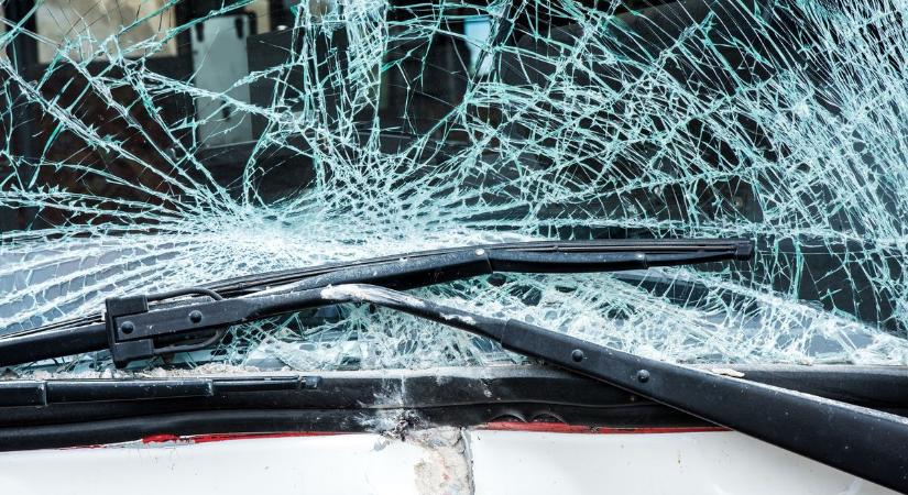 Vizes út, végzetes megcsúszás: épületnek rohant egy kocsi a baranyai településen