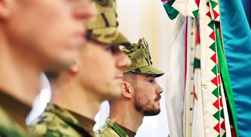 A csapatzászló átadásával új vezetője lett a Katonai Továbbképző Központnak Szolnokon