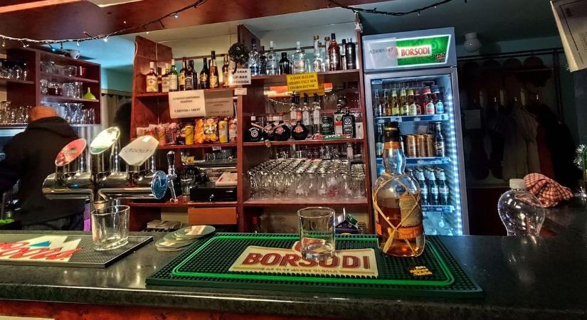 Nagy tettre készült a barátnőjével érkező fiú, kultikus helyet csinált a szolnoki borozóból