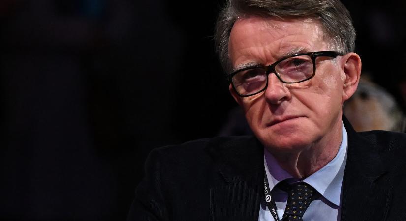 A Lordok Házát is elhagyta Peter Mandelson, akit a brit kormány fel is jelentett