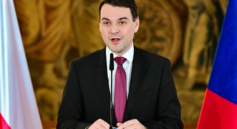 A cseh külügyminiszter kijelentette, hogy a politikai konfliktusban figyelmen kívül hagyja az elnököt