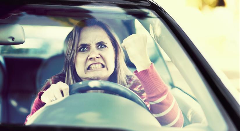 A járdára is felhajtott haragosa után egy győri nő – el is tilthatják a vezetéstől