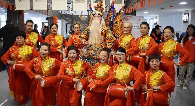 Kínai hagyományok és magyar táncok: ritka párosítás Cegléden – galériával