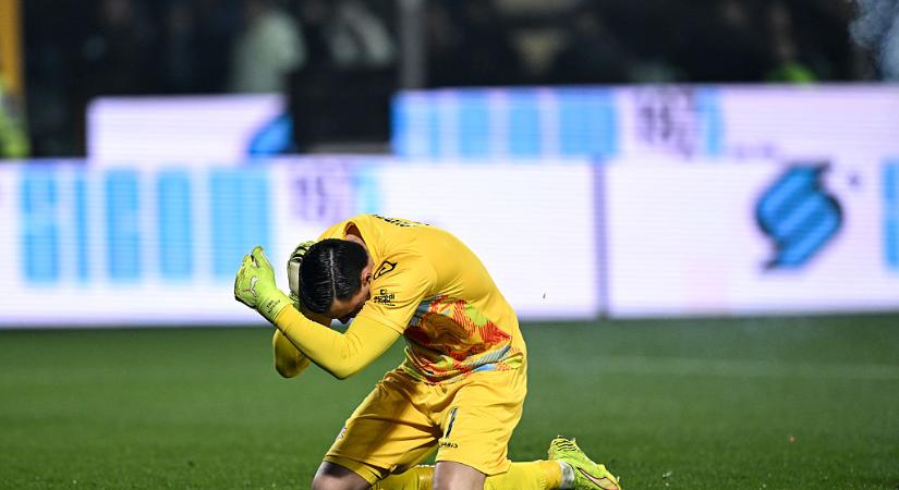 Gyorsan utolérte a karma az ellenfél kapusát tűzijátékkal megdobó drukkert