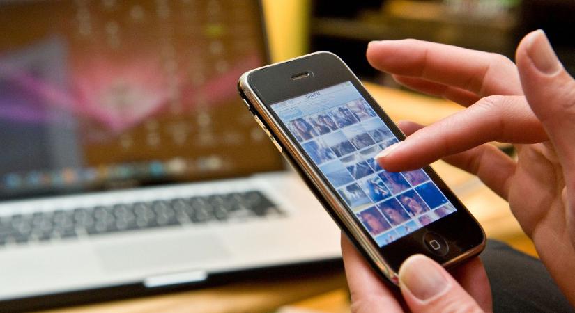 Van egy apró fekete pötty a mobilod előlapján, erre való, ettől lefordulsz a székről rögtön