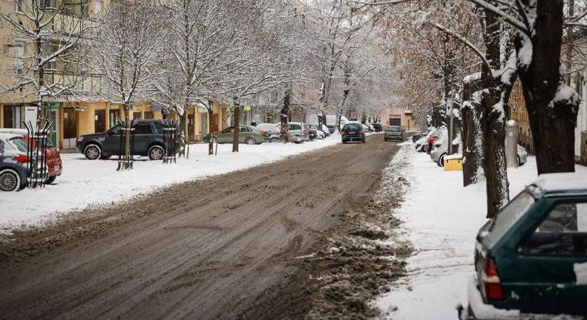 A csurig parkolt egri utca, ahol a legtöbb büntetést szórják – félelmetes, mennyi autós nézi be az apróságot